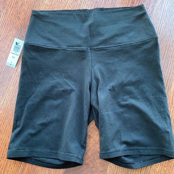 Aritzia Pants - NWT Aritzia Bike Short 7"